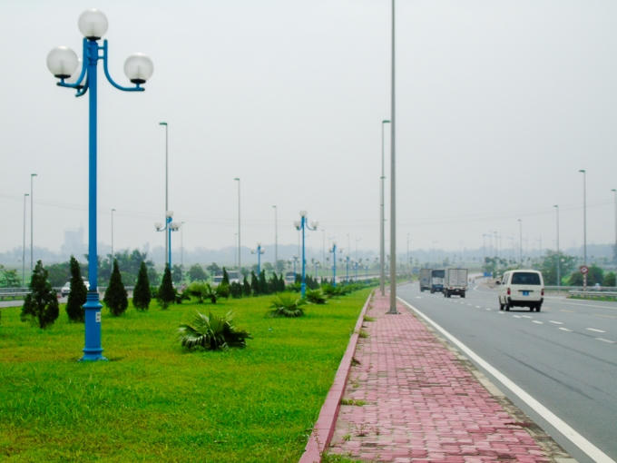 Các thảm cỏ dọc các dải phân cách đã được trồng mới rất bắt mắt.