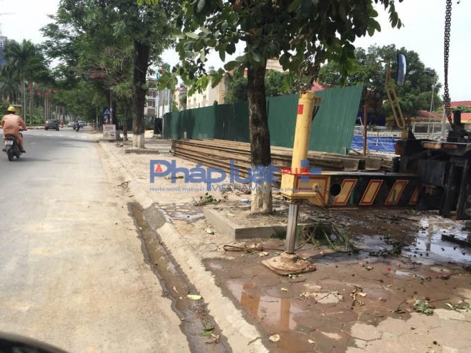 Vỉa hè cũng được tận dụng luôn để vật liệu xây dựng.