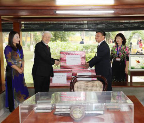 Tổng Bí thư Nguyễn Phú Trọng tặng quà cho cán bộ, nhân viên Khu Di tích Chủ tịch Hồ Chí Minh ở Phủ Chủ tịch. Ảnh : Trí Dũng/TTXVN