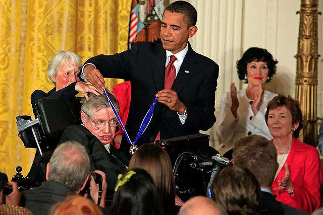 Cựu Tổng thống Obama trao huân chương cho nhà khoa học Stephen Hawking (Ảnh: AFP)