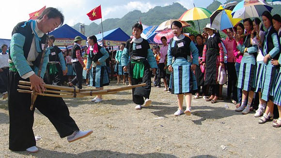 Tiếng khèn là văn hóa không thể thiếu tại phiên chợ tình Mộc Châu.