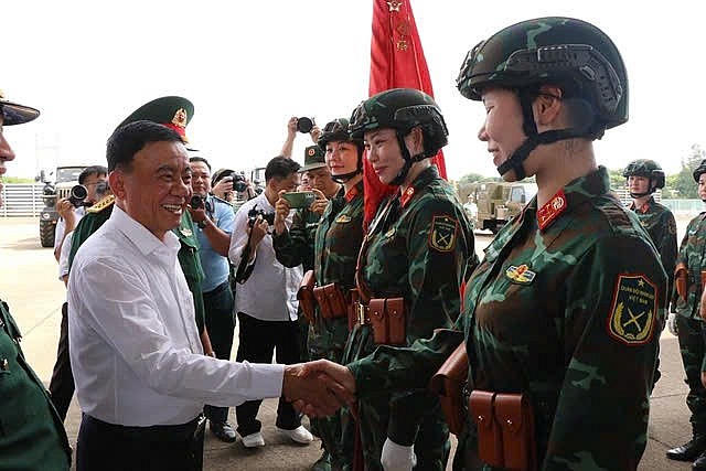 Thường trực Ban Bí thư Trần Cẩm Tú thăm hỏi lực lượng diễu binh.