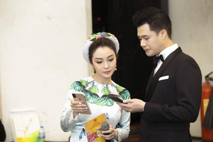Jennifer Phạm vui vẻ tạo d&aacute;ng b&ecirc;n chồng cũ Quang Dũng trong sự kiện