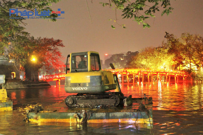 Sau hơn 2 tháng thi công, dự án nạo vét bùn hồ Hoàn Kiếm đã được Công ty Thoát nước Hà Nội đã cơ bản hoàn thành.