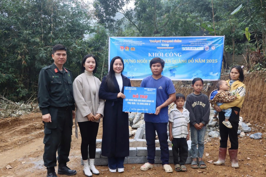 Đại diện Đoàn Thanh niên Phòng CSCĐ - CATP Hà Nội cùng các nhà hảo tâm trao kinh phí hỗ trợ xây dựng ngôi nhà Khăn quàng đỏ cho gia đình em Bùi Thị Ngọc Uyên - học sinh lớp 4C trường TH&THCS Cao Răm.