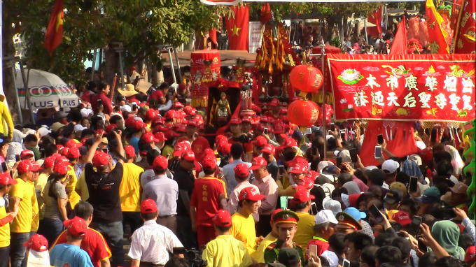 H&agrave;ng ng&agrave;n người đ&atilde; tham dự v&agrave;o sự kiện rước kiệu B&agrave; (Ảnh: H&agrave; Bắc)