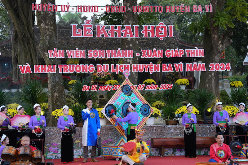 Chương trình biểu diễn nghệ thuật trong buổi lễ khai trương.