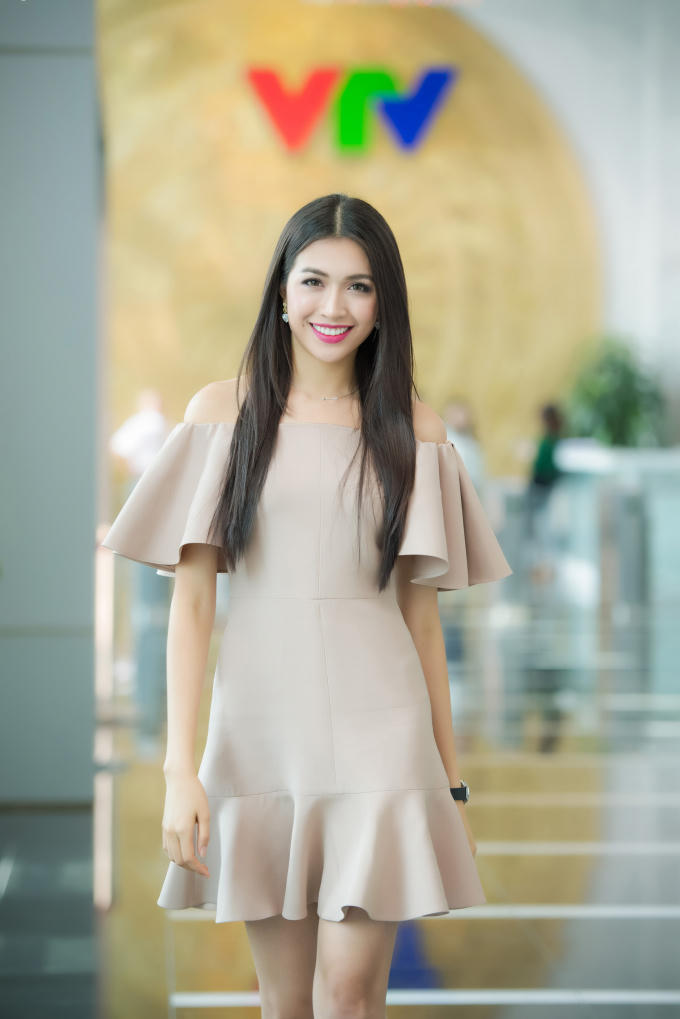 Lệ Hằng chọn lối trang điểm ngọt ngào và kiểu tóc suông dài để phù hợp với trang phục xuất hiện trong chương trình "Bữa trưa vui vẻ".