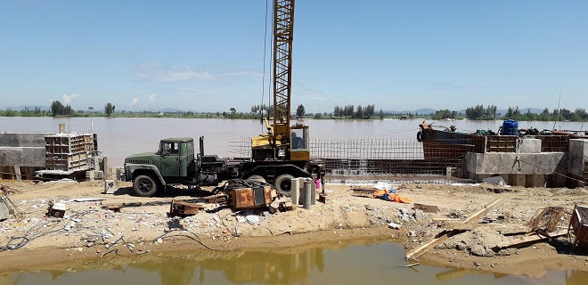 Mặc d&ugrave; bị c&aacute;c cơ quan chức năng y&ecirc;u cầu dừng thi c&ocirc;ng nhưng Cty Hồng Cường vẫn l&eacute;n l&uacute;t thi c&ocirc;ng c&ocirc;ng tr&igrave;nh