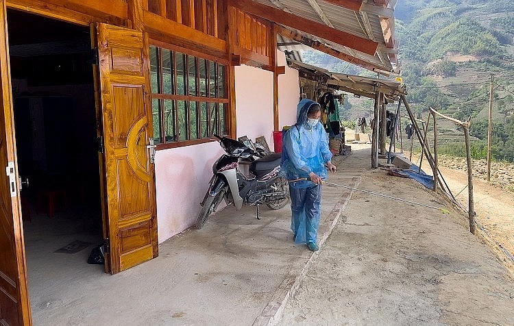 Phun khử khuẩn tại nơi phát hiện ca bệnh. (Ảnh: Quốc Cường - Sở Y tế Cao Bằng)