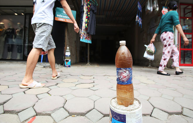 Chiếc chai nhựa đặt trên vỉa hè để bán xăng.