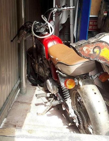 Chiếc xe tang vật sau khi bán cho một cửa hàng sửa chữa xe máy đã được thu hồi và chờ biện pháp xử lý.