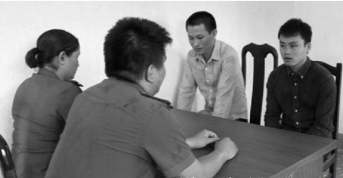 Hai đối tượng Vảng và Gia tại cơ quan công an.