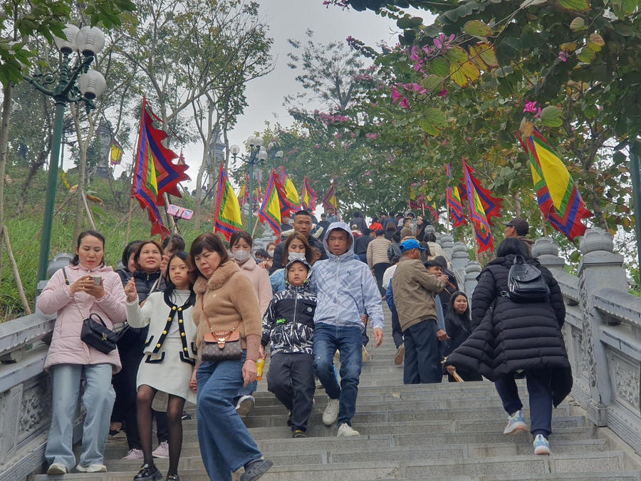 Lối lên phần mộ của ông Hoàng Bảy lúc nào cũng trong tình trạng trật kín.