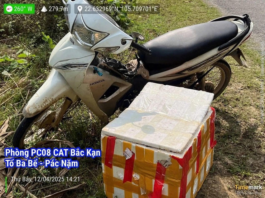Phương tiện và thùng chở 9kg rắn hổ mang trái phép của Hoàng Văn Tu khi bị phát hiện, bắt giữ. (Ảnh: Công an Bắc Kạn)