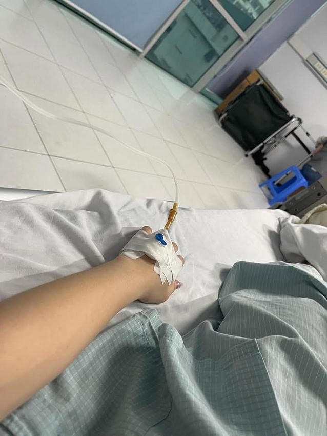 Nữ sinh điều trị tại bệnh viện.