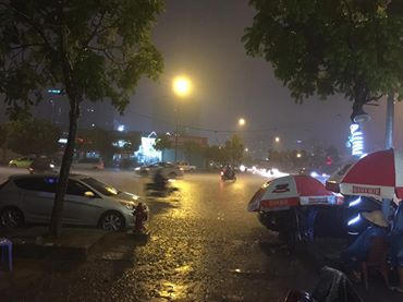 Đường Dương Đình Nghệ nhanh chóng bị ngập sau mưa lớn.