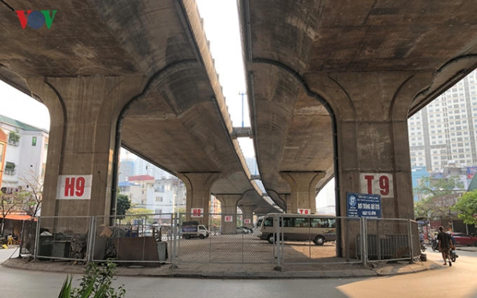 Tuy nhiên, đến thời điểm này việc tiến hành thu hồi 4 vị trí gầm cầu đang tổ chức trông giữ phương tiện vẫn chưa được Hà Nội chỉ đạo các cơ quan chức năng thực hiện.