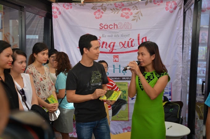 Nhà văn Trang Hạ giao lưu cũng độc giả