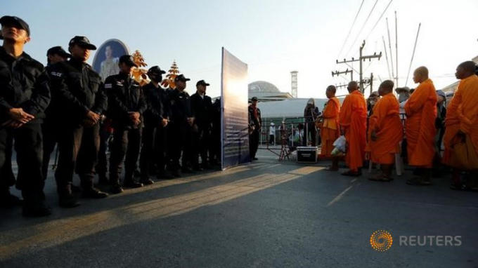Cảnh sát bao vây chùa Wat Dhammakaya. (Ảnh: Reuters)