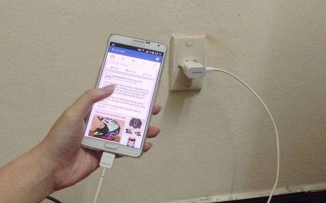 H&atilde;i h&ugrave;ng nam thanh ni&ecirc;n dập n&aacute;t b&agrave;n tay v&igrave; vừa d&ugrave;ng điện thoại vừa sạc