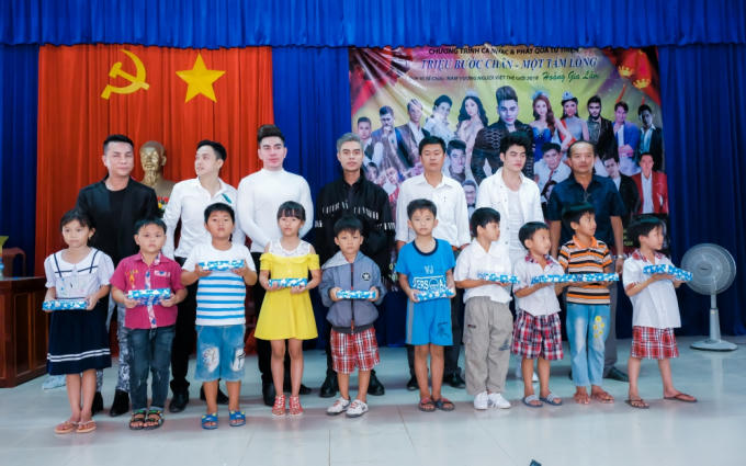 Được biết, cô và đồng nghiệp đã dành tặng 10 xe đạp cho học sinh nghèo cùng 200 phần quà cho người già và những người có hoàn cảnh khó khăn.