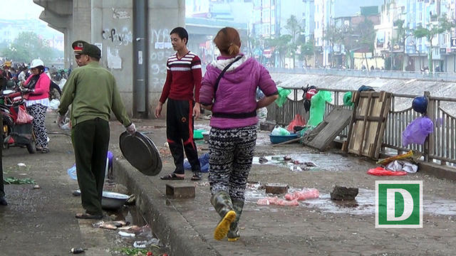Những người bán hàng tại chợ cóc này chỉ cần thấy bóng dáng lực lượng chức năng là rất nhanh chóng thu dọn đồ đạc "chạy"...