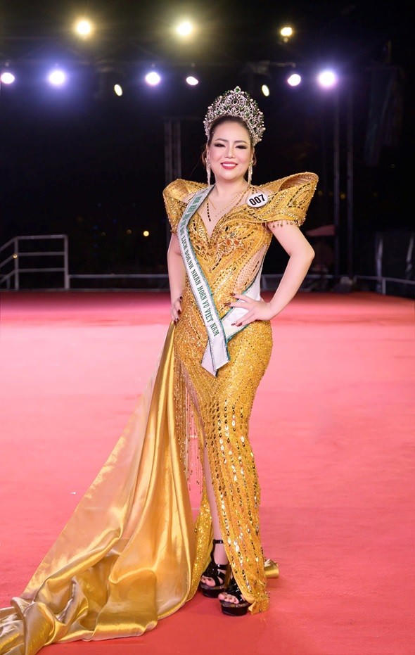 Nữ doanh nhân rạng rỡ trong trang phục dạ hội. Chỉ trước đó một ngày, sự cố té ngã khiến chị từng nghĩ phải dừng lại, không thể đi hết hành trình.