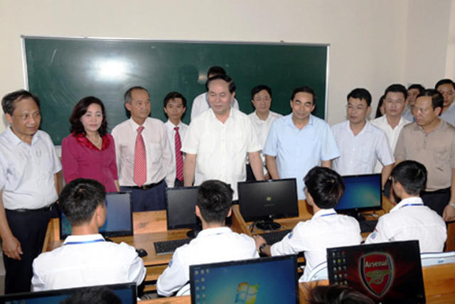 Tại lần về thăm quê này, Chủ tịch nước cũng đã tặng nhiều món quà ý nghĩa để con em quê hương vượt qua mọi khó khăn, vươn lên trong học tập. Trong ảnh: Chủ tịch nước thăm và động viên các thầy cô và học sinh trường THPT Kim Sơn B.