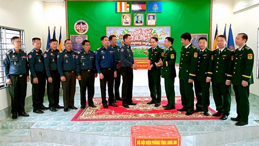 BĐBP tỉnh Long An tặng quà, chúc tết lực lượng Hiến binh tỉnh Pray Veng. Ảnh: Luận Quân Phương