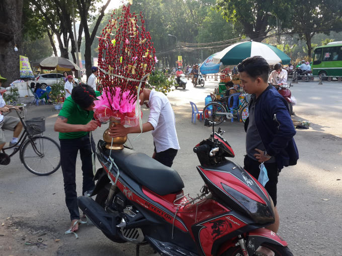 Mặc dù một số chợ hoa chỉ mới mở cửa, nhưng người dân đã mua về trưng tết.