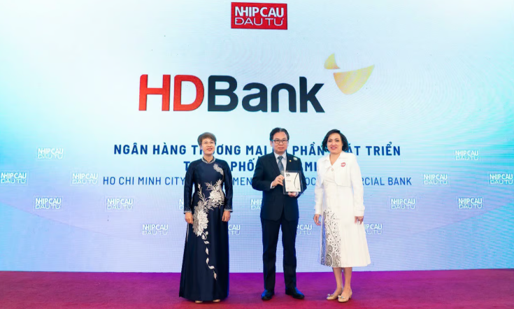 Ông Trần Hoài Phương - Giám đốc Ngân hàng Doanh nghiệp HDBank - đại diện HDBank nhận giải.