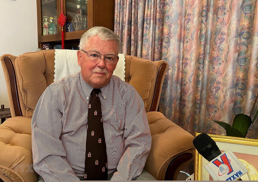 Giáo sư Carl Thayer trả lời phỏng vấn. (Ảnh: Nguyễn Minh/TTXVN)