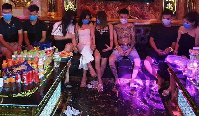 Nhóm nam nữ thanh niên bị phát hiện đi hát giữ