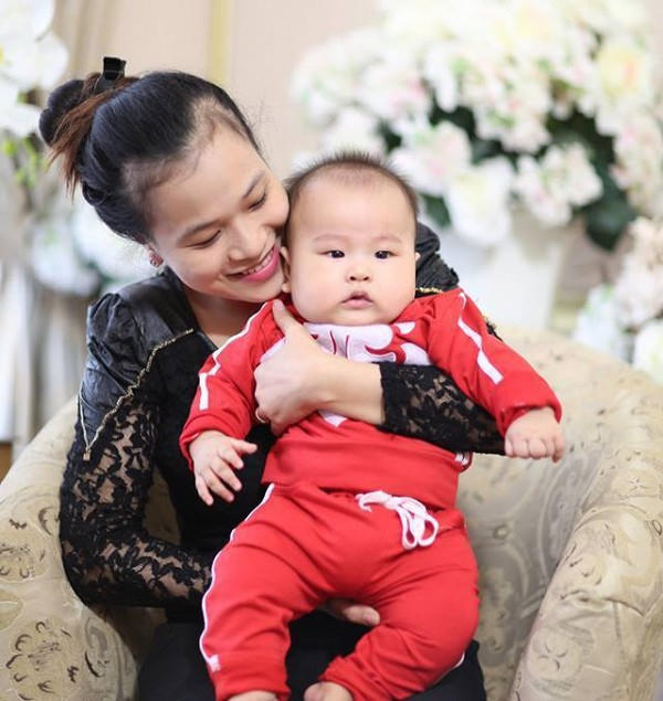 Thủy Tiên từng lập gia đình, nhưng cô đã chia tay. Hiện tại cô gái trẻ là “single mom”.
