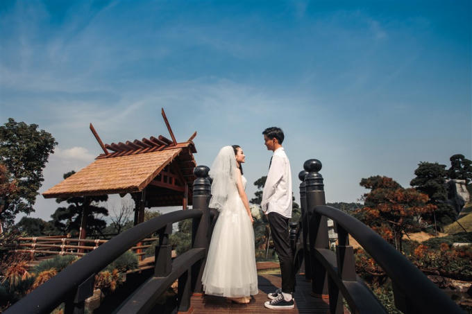 Ghi dấu ấn của cuộc đời bằng bộ ảnh đậm chất Nhật ở bất cứ góc nào của Vườn Nhật, như trên chiếc cầu đen bắc qua hồ nước xinh xắn này.  Thực hiện bộ ảnh “để đời” mang cùng lúc ba phong cách lãng mạn, trong trẻo và retro tại ngay các góc “thần kỳ” của Sun World Halong Complex, đôi bạn trẻ Tú Anh và Huy Hoàng đến từ Hà Nội không ngớt lời phấn khích: “Sun World Halong Park thực sự là một “phim trường”, bọn em kết hợp đi chơi và chụp ảnh cưới, và đã thực sự có khoảng thời gian 3 ngày không thể nào quên ở nơi đây cùng bộ ảnh rất trọn vẹn”.