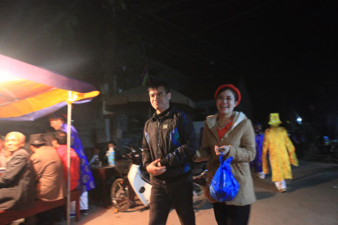 Sau khi phần lễ kết thúc, vợ chồng anh Chử Đức Chiến và chị Bùi Thị Thanh Huyền, cặp đôi diễn trò “người lớn” thẹn thùng tiến vào miếu trước hàng trăm cặp mắt dõi theo.