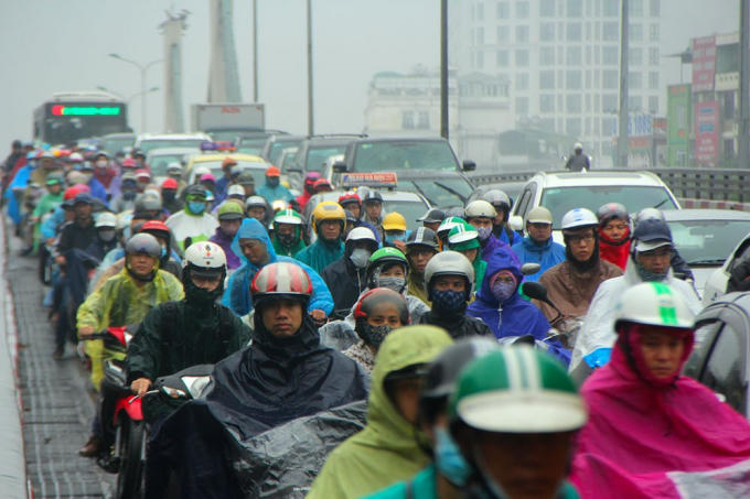 Hàng nghìn phương tiện chôn chân trong mưa.