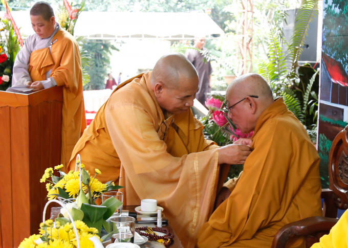 Cài hoa cho HT.Thích Nhuận Thanh.