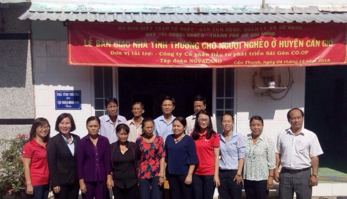 Các hộ gia đình tại Cần Giờ phấn khởi và xúc động trong ngày nhận bàn giao ngôi nhà mới.
