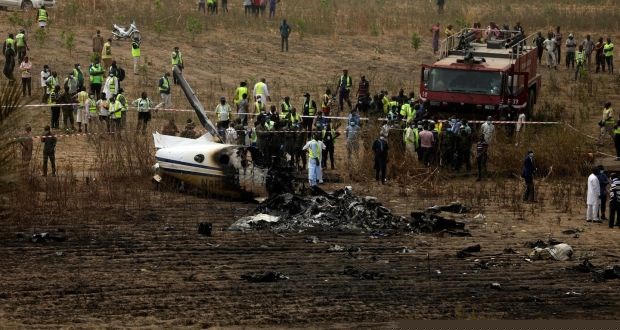 Hiện trường vụ máy bay Beechcraft KingAir B350i gặp nạn. (Nguồn: AFP)