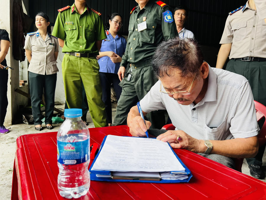 Ông B.Đ.H, người thứ ba bảo lãnh thế chấp tài sản cho Công ty TNHH Đệm Việt Nam ký biên bản cưỡng chế.