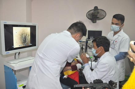 Khám thính lực cho bệnh nhân.