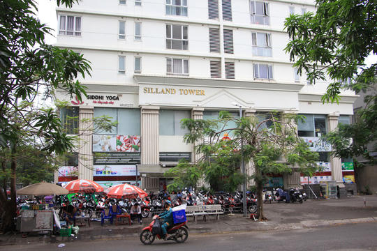 Người dân ở chung cư Sinh Lợi (xã Bình Hưng, huyện Bình Chánh) vẫn chưa được cấp sổ hồng vì những vi phạm của chủ đầu tư Ảnh: Sỹ Đông.