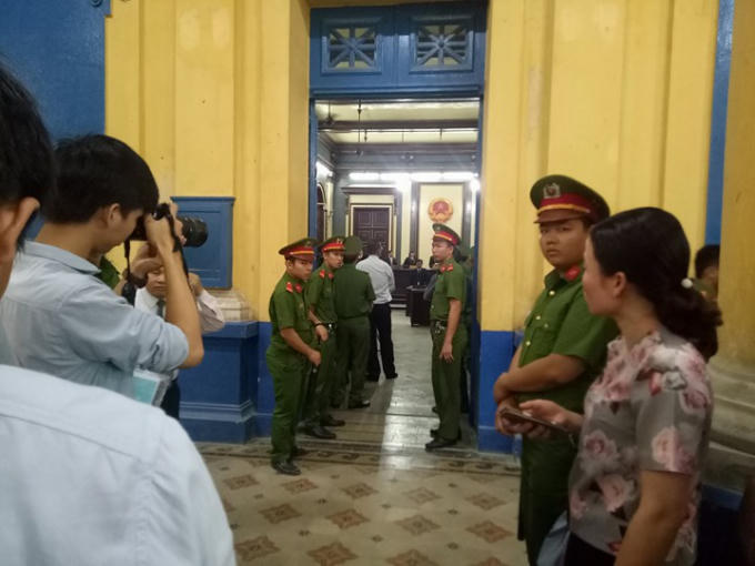 An ninh được giám sát chặt chẽ phiên tòa.