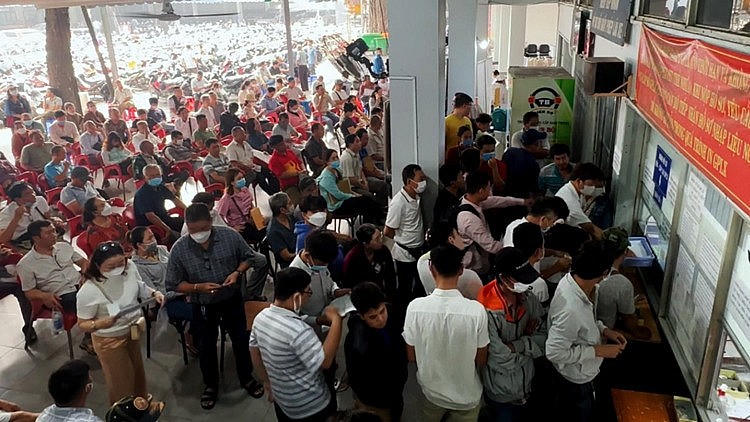 Khu vực tiếp nhận hồ sơ đổi GPLX luôn đông kín người chờ.