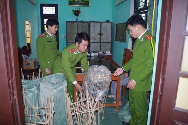 Lực lượng chức năng kiểm tra số pháo bị thu giữ.
