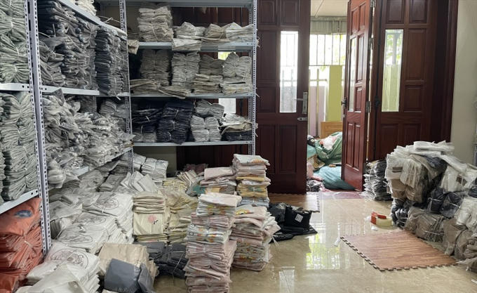 Hơn 2.000 bộ quần áo trẻ em không rõ nguồn gốc bị thu giữ.
