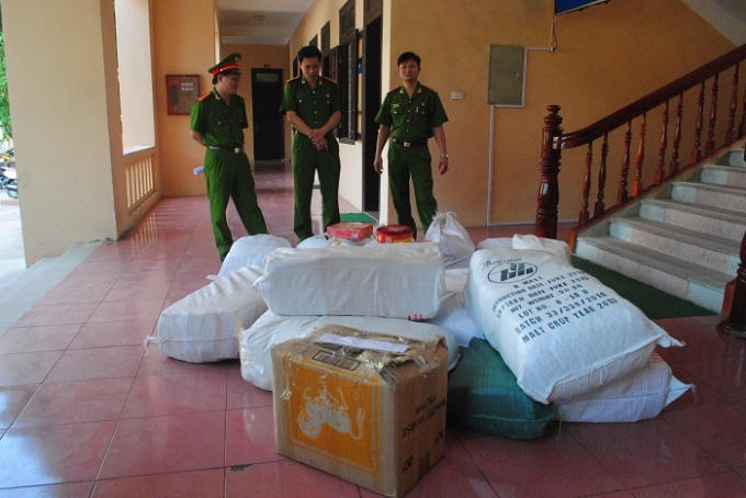 Nghệ An: Thu giữ hơn 400kg ph&aacute;o c&aacute;c loại