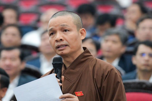 Đại biểu Thích Minh Quang đặt câu hỏi chất vấn liên quan đến lĩnh vực môi trường.